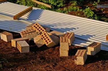 Ziegelsteine liegen auf Metallplatten