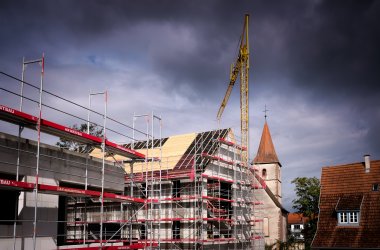 Baustelle Schillerareal bei dunklen Wolken