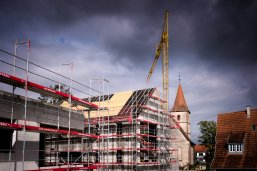 Baustelle Schillerareal bei dunklen Wolken