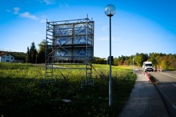 leere Wiese mit Baustellenschild