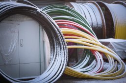 schneebedeckte Kabelleitungen auf Baustelle