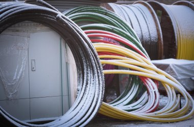 schneebedeckte Kabelleitungen auf Baustelle