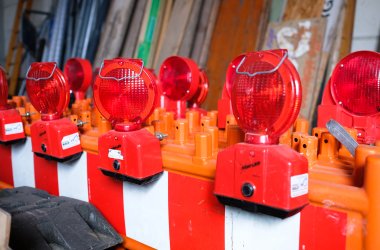 Straßenabsperrungen stehen hintereinander