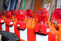 Straßenabsperrungen stehen hintereinander