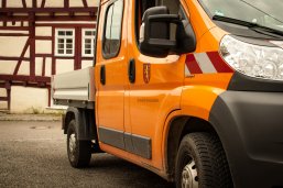 Bauhoffahrzeug steht vor Fachwerkhaus