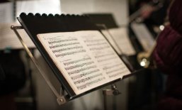 Notenständer mit Notenpapier