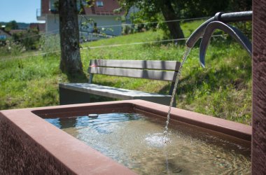 Brunnen bei Sonnenschein
