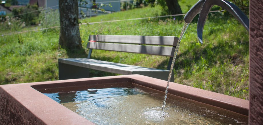 Brunnen bei Sonnenschein Brunnen bei Sonnenschein