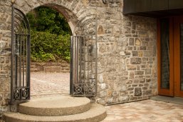 Tor zum Lesehof in Richtung Bücherei