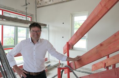 Bürgermeister Feigl steht im Bürgerzentrum