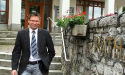 Bürgermeister Feigl steht vor dem Rathaus