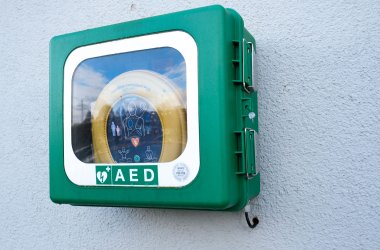 Defibrillator an einer Wand
