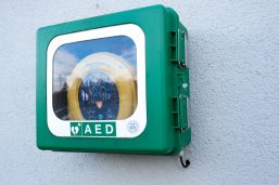 Defibrillator an einer Wand