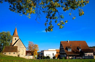 Blick auf freie Baufläche und die Kirche