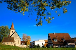 Blick auf freie Baufläche und die Kirche