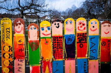 Buntbemalter Lattenzaun des Kindergarten Schillerfalter