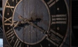 Nahaufnahme einer alten Kirchturmuhr