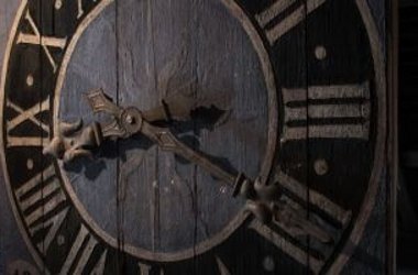 Nahaufnahme einer alten Kirchturmuhr