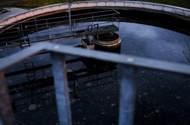 Blick in ein Becken der Simmozheimer Kläranlage