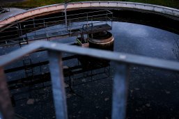 Blick in ein Becken der Simmozheimer Kläranlage