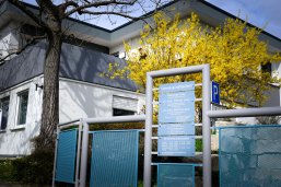 Blick auf die Hausarztpraxis Simmozheim von der Straße aus