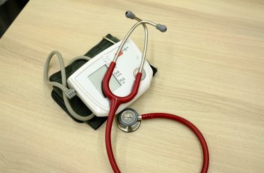 Stethoskop und Blutdruckmessgerät liegen auf einem Tisch