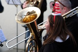 Musiker des Musikvereins Simmozheim mit Weihnachtshaarschmuck spielen ein Konzert Musiker des Musikvereins Simmozheim mit Weihnachtshaarschmuck spielen ein Konzert