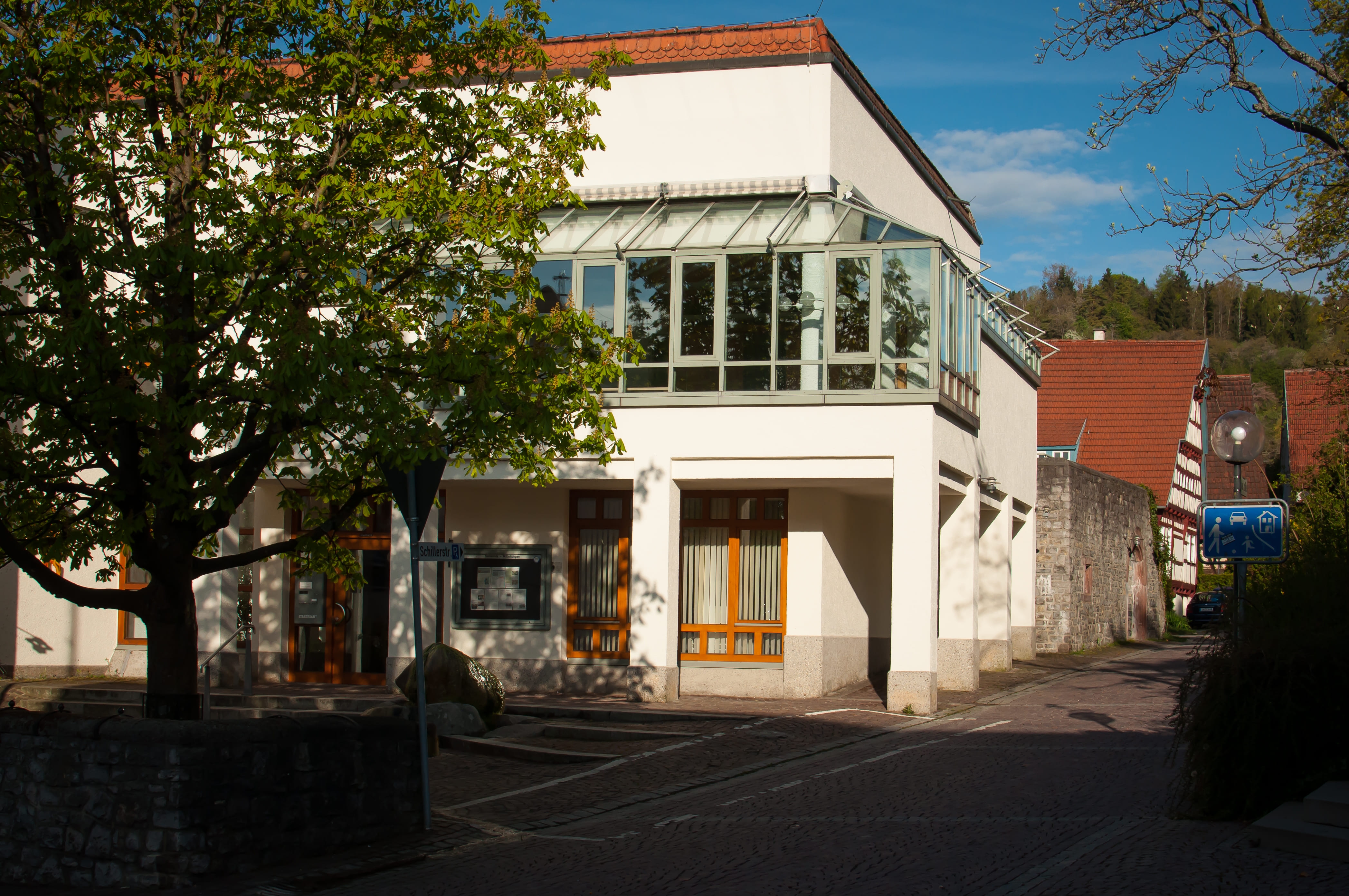 Blick von außen auf den Eingang und den Sitzungssaal des Rathauses