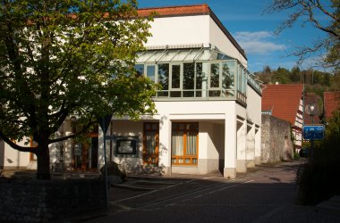 Blick von außen auf den Eingang und den Sitzungssaal des Rathauses