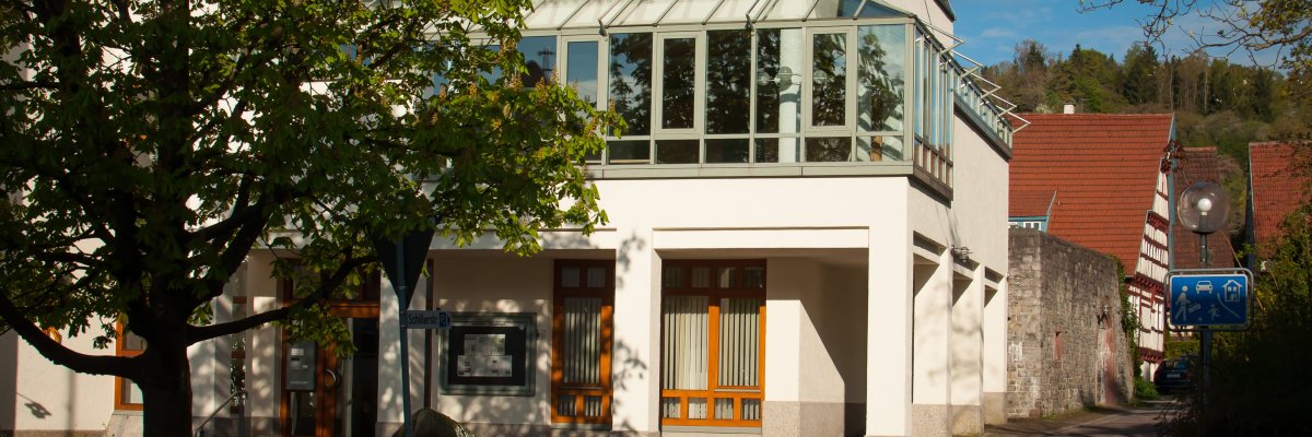 Blick von außen auf den Eingang und den Sitzungssaal des Rathauses Blick von außen auf den Eingang und den Sitzungssaal des Rathauses