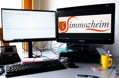 Blick auf einen Büroarbeitsplatz im Rathaus