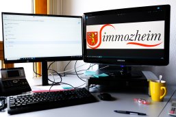 Blick auf einen Büroarbeitsplatz im Rathaus