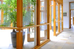 Blick in den Flurbereich und den Wintergarten des Rathauses Simmozheim