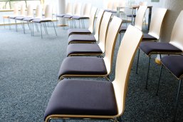 Stuhlreihen im Sitzungssaal