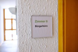 Türschild des Bürgerbüros in Großaufnahme