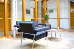 Blick in den Wintergarten mit Sitzmöglichkeiten des Rathauses Simmozheim