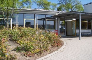 Blick auf die Eingangstüre des Schülerladens aus Richtung des Schulhofs