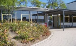 Blick auf die Eingangstüre des Schülerladens aus Richtung des Schulhofs