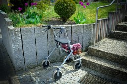 Ein Rollator wurde vor einer Treppe abgestellt