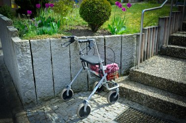 Ein Rollator wurde vor einer Treppe abgestellt