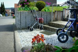 mehrere Gehhilfen wurden vor einer Treppe im Außenbereich abgestellt