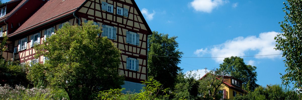 Blick auf die Simmozheimer Mühle vor blauem Himmel Blick auf die Simmozheimer Mühle vor blauem Himmel