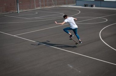 eine Person springt auf einem Skateboard in die Luft, im Sportpark