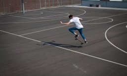 eine Person springt auf einem Skateboard in die Luft, im Sportpark