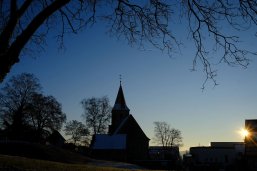 Blick auf die Kirche aus Richtung des Schillerareals bei schwachem Sonneneinstrahl