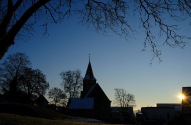 Blick auf die Kirche aus Richtung des Schillerareals