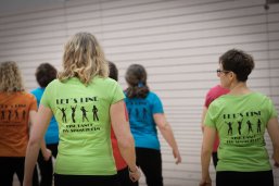 Eine Gruppe LineDancer ist von hinten zu sehen