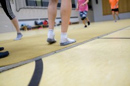 Sportler turnen auf einer gelben Gymnastikmatte