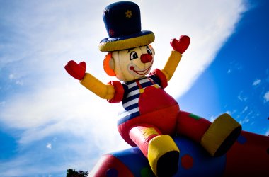 Hüpfburg vor blauem Himmel