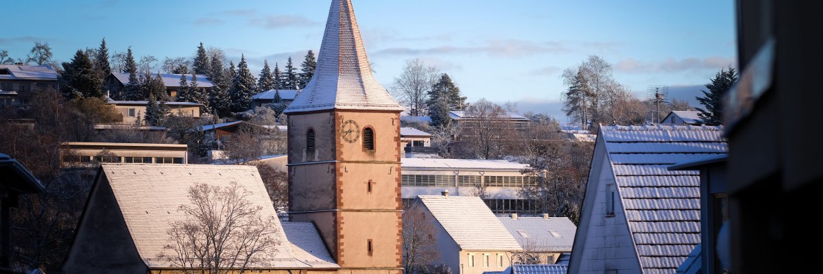 schneebedeckte Kirche im Morgenlicht